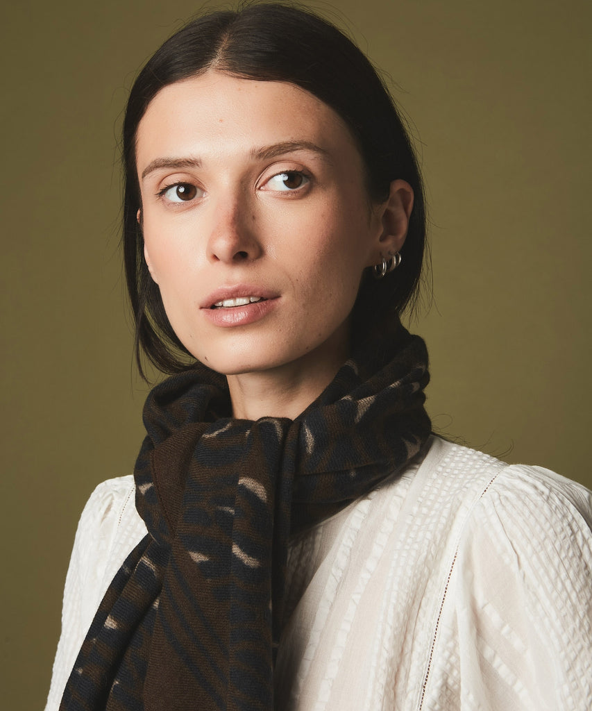 This is a super easy to wear 100% wool scarf from Hartford. In a leopard print with a nod to army print this scarf measures 120cm by 120cm. Pair with your neutral knitwear to add a bit of style!