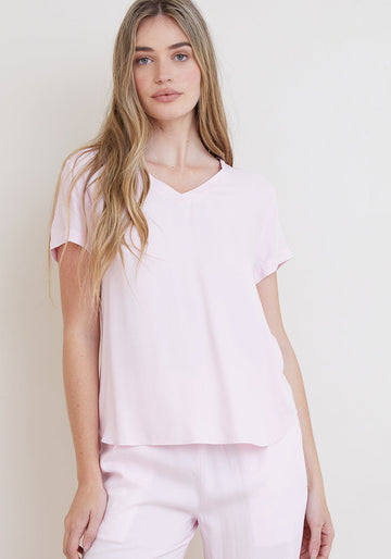 The perfect modern v neck from Bella Dahl.  Crafted from the softest twill with a boxy shape and a round longer hem at the back this is one you'll reach for again and again.  You'll want this in every colour!