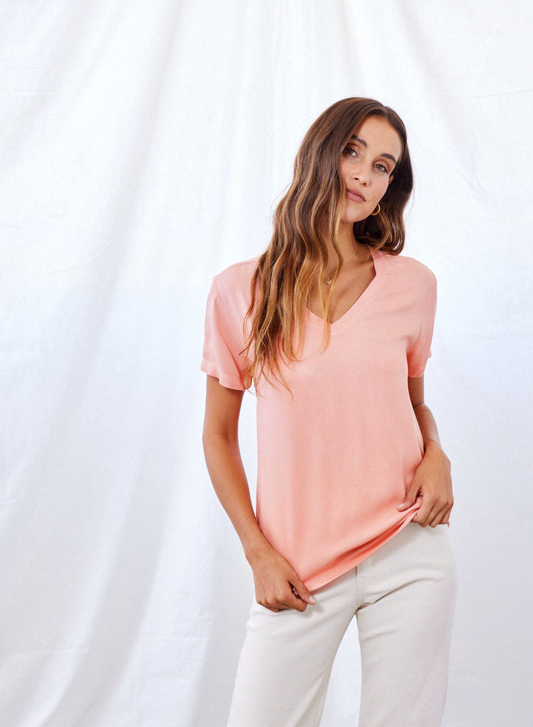 The perfect modern v neck from Bella Dahl.  Crafted from the softest twill with a boxy shape and a round longer hem at the back this is one you'll reach for again and again.  You'll want this in every colour!