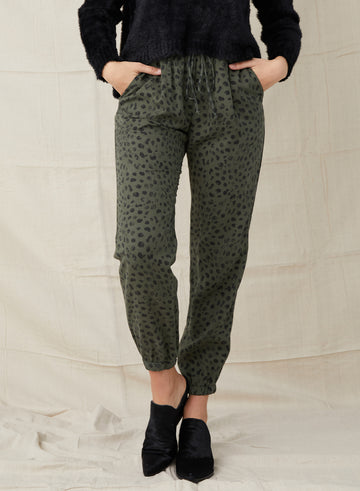 Our favourite relaxed jogger brand Bella Dahl is back for Autumn with a super cool and easy to wear jogger in a dark green black spotted print.  Pair with a black hoody and your favourite trainers for a relaxed weekend vibe.