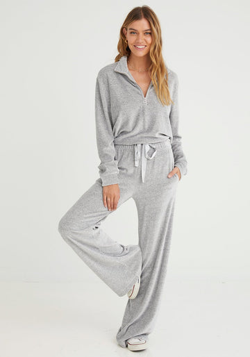 For all you that have been saying you want joggers that don't gather at the ankle we've been listening!  This wide leg jogger from Bella Dahl is super soft and so stylish!  Pair with the matching zipper pullover from Bella Dahl and your loungewear wardrobe will be immediately elevated.  Perfect for cozying around at home but also smart enough to wear out and about!  We love these!
