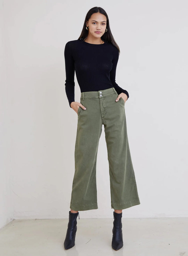 These super soft Saige wide leg cropped trousers from Bella Dahl will never go out of style. They are super versatile, comfortable, and they'll soon become your new favourites for everyday wear! Wear them casually with trainers and a tee or with heels and a blouse for an evening party. 