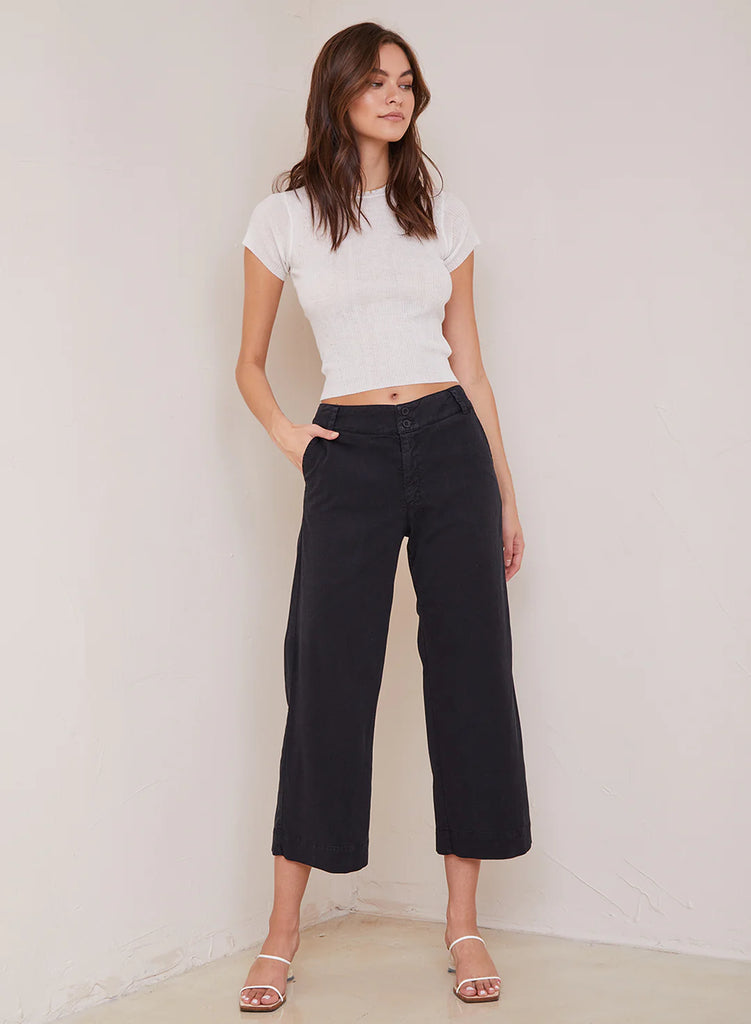 These super soft Saige wide leg cropped trousers from Bella Dahl will never go out of style. They are super versatile, comfortable, and they'll soon become your new favourites for everyday wear! Wear them casually with trainers and a tee or with heels and a blouse for an evening party. 