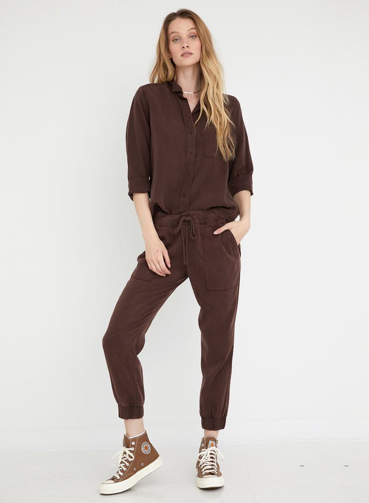 Our favourite relaxed everyday trouser is back in a super dark green colour.  Crafted from Bella Dahl's signature soft fabric with a drawstring waist, cuffed ankles and side and back pockets you'll reach for these again and again and want them in every colour!