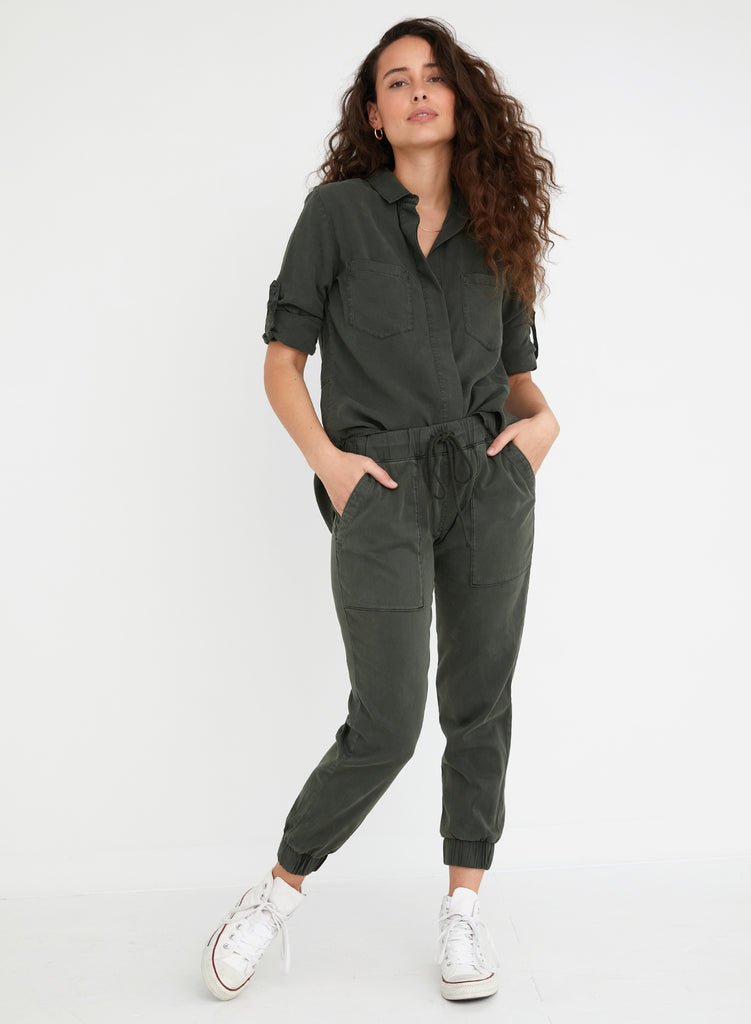 Our favourite relaxed everyday trouser is back in a super dark green colour.  Crafted from Bella Dahl's signature soft fabric with a drawstring waist, cuffed ankles and side and back pockets you'll reach for these again and again.