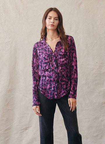 Effortless dressing at it's best from Bella Dahl.  This floaty blouse in a gorgeous vibrant floral print pretty print has a great relaxed shape and will go with all your skinny jeans or pair with a skirt for a dressed up look.