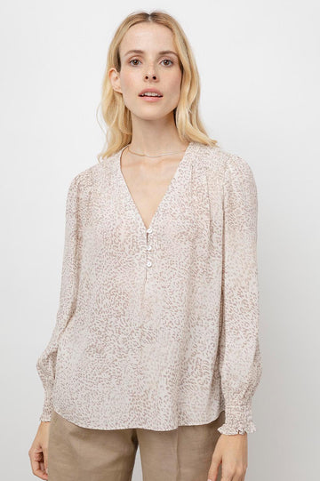 The Brinley top is crafted from super soft rayon chiffon and features long sleeves, a flattering v neck and smocked elasticated wrists and is in a pretty tan pattern with a nod to an animal print.  With a relaxed fit, straight hem and feminine natural shell buttons this looks perfect paired with white denim.