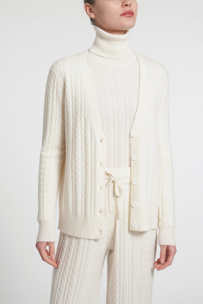 Super soft 100% cream cashmere cardi from ultra luxe cashmere brand Madeleine Thompson.  This button up cardi features a v neck, ribbing at the hem and cuffs and a neat fit.  Perfect paired with your favourite denim but also lovely to put on at home with your loungewear as the nights draw in.