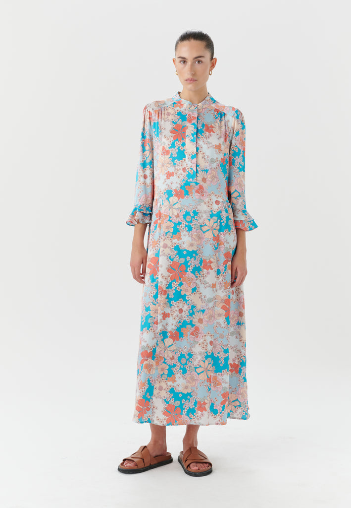 This silk Rosanna dress from Dea Kudibal is the definition of relaxed summer dressing. This easy fit dress in an eye-catching multicoloured floral print features a round neck, ruffle details on the cuffs and three-quarter length sleeves. Perfect to wear all day, everyday. 