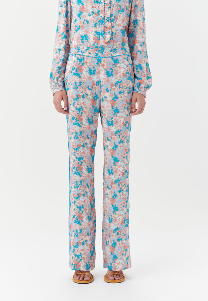 The Coco Trousers from Dea Kudibal are relaxed and easy-to-wear yet very chic. These loose viscose crepe trousers are in an eye-catching multicoloured floral print. They look beautiful paired with a knit or the matching Jodie Shirt. 