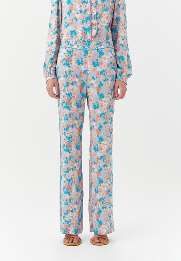 The Coco Trousers from Dea Kudibal are relaxed and easy-to-wear yet very chic. These loose viscose crepe trousers are in an eye-catching multicoloured floral print. They look beautiful paired with a knit or the matching Jodie Shirt. 