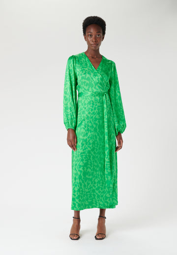 The Carol Wrap Dress from dea kudibal features full sleeves and an eye-catching emerald green print. Fitting close at the shoulders, the dress is easy and comfortable but can be pulled in at the waist to create a flattering and elegant silhouette. 