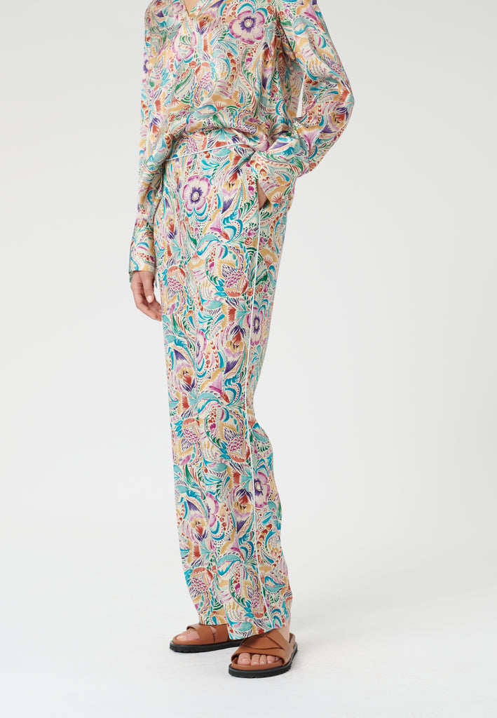 The Coco Trousers from dea kudibal are relaxed and easy yet very chic. These loose viscose crepe trousers in this eye-catching multicoloured print, look beautiful paired with a knit or basic tee. 