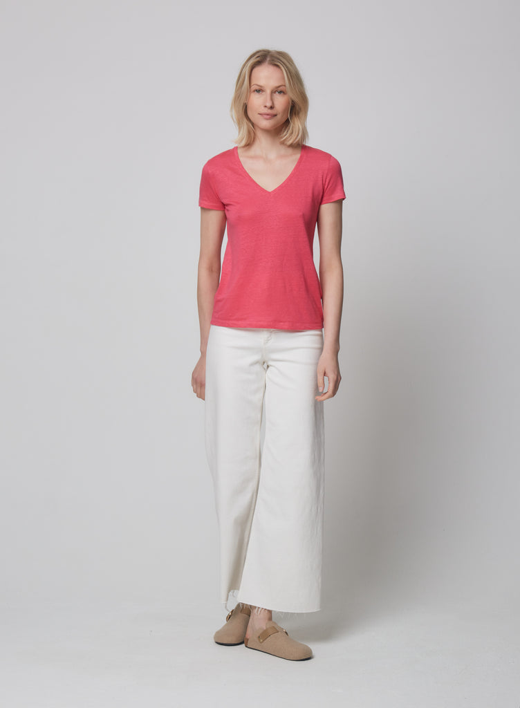 Our v-neck linen bend t-shirt with a touch of stretch will fill the gap of basics in your summer wardrobe.  The beautiful pink brighten any outfit and works amazingly with our Rails Getty jeans in ecru and our Isle Jacobson reversible weave bags.