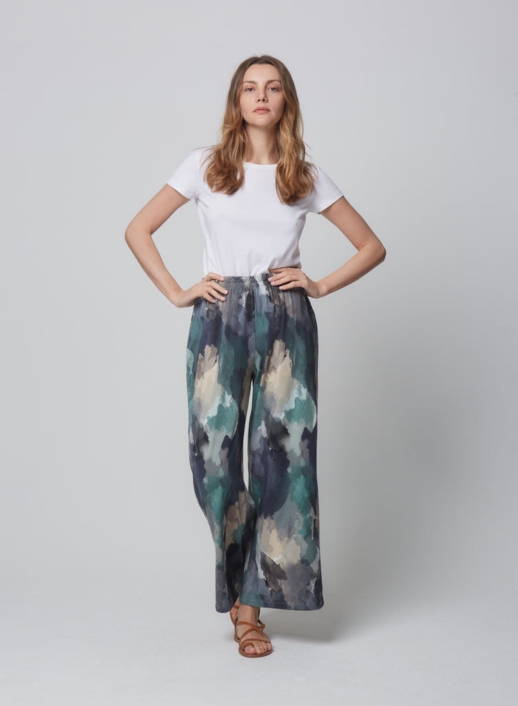 These gorgeous wide leg jersey trousers with elasticated waistband will become your most hardworking item.  The super soft jersey ensures comfort, beautiful drape and flow whilst the pattern adds a fun element and works both for lounge wear, travelling in or day to day.  Add one of our T-shirts and a co-ordinating bag to complete your outfit.
