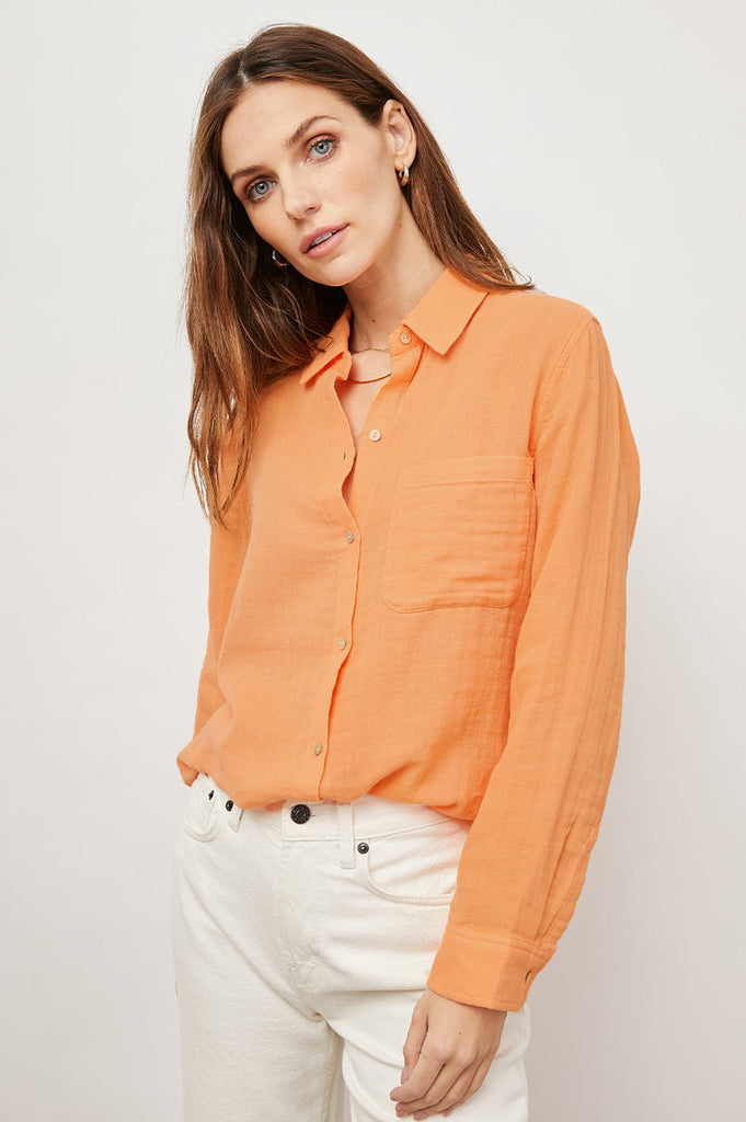 The Ellis Shirt from Rails is back this season in a gorgeous Papaya colour.  Add a bit of sunshine to your wardrobe with this super comfy 100% cotton gauze button down shirt featuring a classic feminine fit, patch pocket at the chest and a longer back hem this looks great paired with your favourite denim.  A classic for elevated comfort.