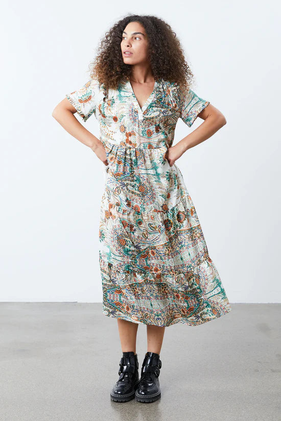 This beautiful, long Freddy dress from Lollys Laundry features a v-neckline and short sleeves. We personally love the frills and gatherings at the shoulders. The dress has a skirt that consists of three panels, so it is made to falls beautifully.