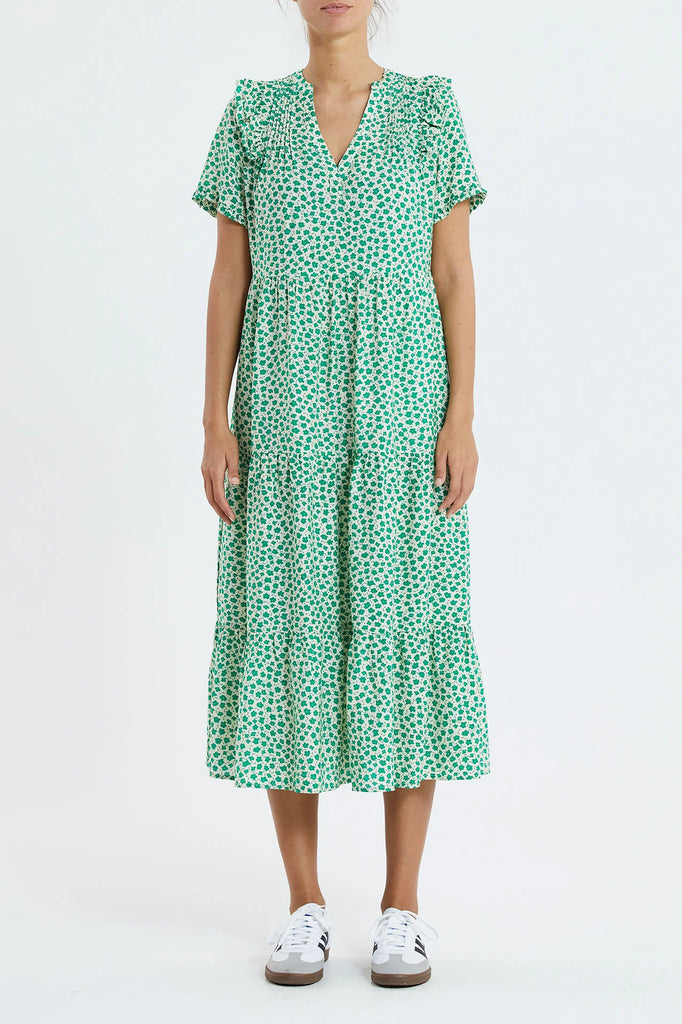 This beautiful, long Freddy dress from Lollys Laundry features a v-neckline and short sleeves. We personally love the frills and gatherings at the shoulders. The dress has a skirt that consists of three panels, so it is made to fall beautifully.