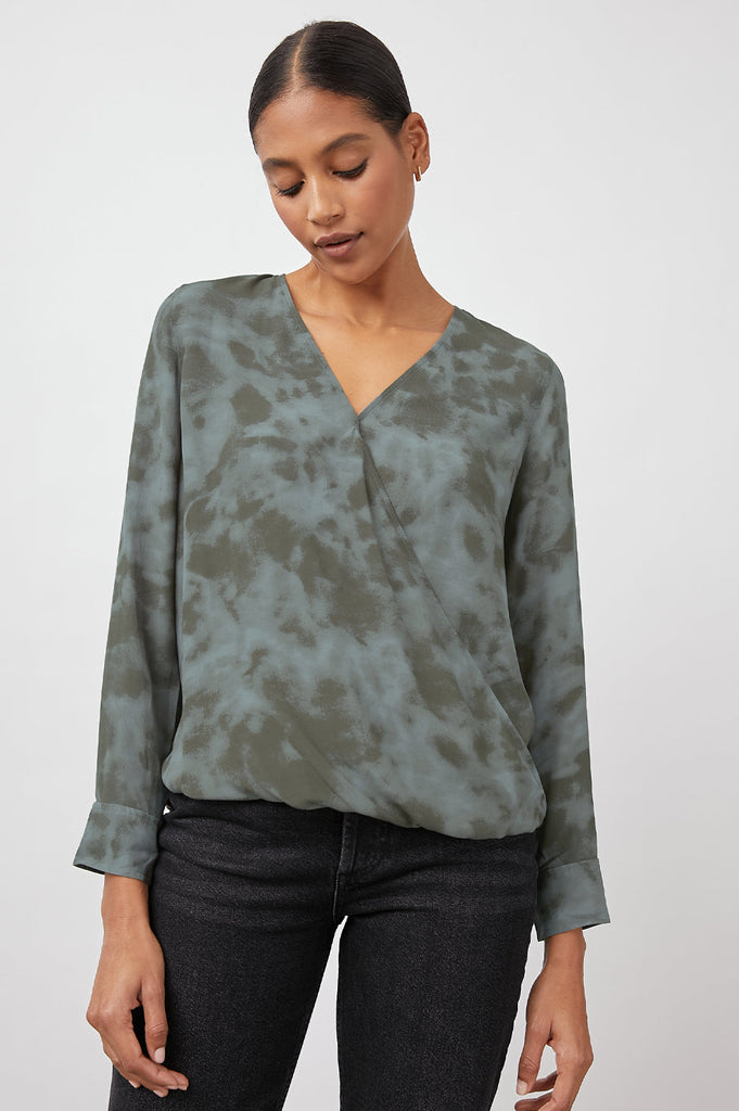 One of our favourite Rails tops is back in a stunning tie dye print. Crafted from their signature silky soft fabric and with a longer hem at the back then the front this is an easy top to pair with your denim or your leathers. Featuring a subtle v neck this will be a flattering top for most shapes.