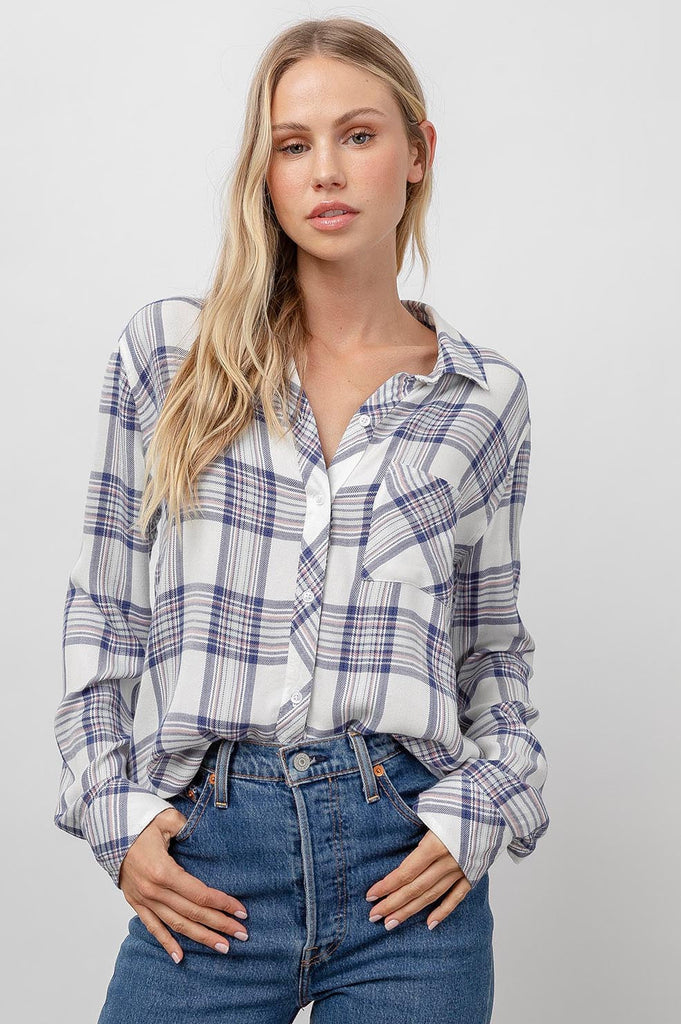 Casual dressing at its best, the Hunter shirt by Rails has become a firm wardrobe favourite of ours. We definitely love this spring version in a white, blue and subtle pink plaid and we want to add it to our growing collection. The ultra-soft button down comes with long sleeves, one chest pocket and a curved hem. 