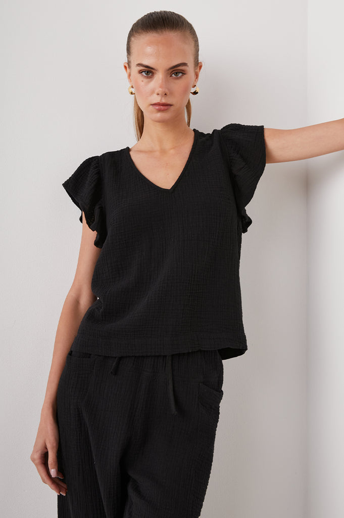 This lovely little top from Rails is crafted from easy breezy soft double gauze cotton in always wearable black and features a relaxed flattering fit.  Pair with the matching Leighton Shorts for the cutest possible co-ord!  Throw on some trainers and you're ready for a fun easy Summer day!  We love it when our clothes are as relaxed as we are! 