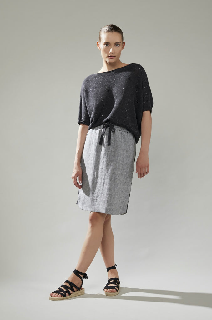 This linen Grey Skirt from Le Tricot Perugia is the true definition of smart/casual dressing. With an elasticated waistband, it can be adjusted with contrasting fabric ties, so it is comfy to wear all day long. This contrasting fabric also features down the sides - adding subtle sequin details.