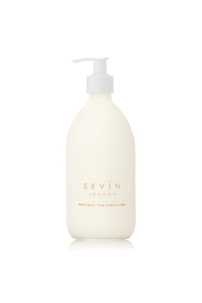 Treat your skin with this unique blend of natural ingredients. Enriched with almond oil, shea butter and cocoa butter, it will keep your skin nourished and hydrated. Enjoy this rich fusion of clove and bergamot and the fresh scent of Mediterranean citrus and candid fragrance released by clove.