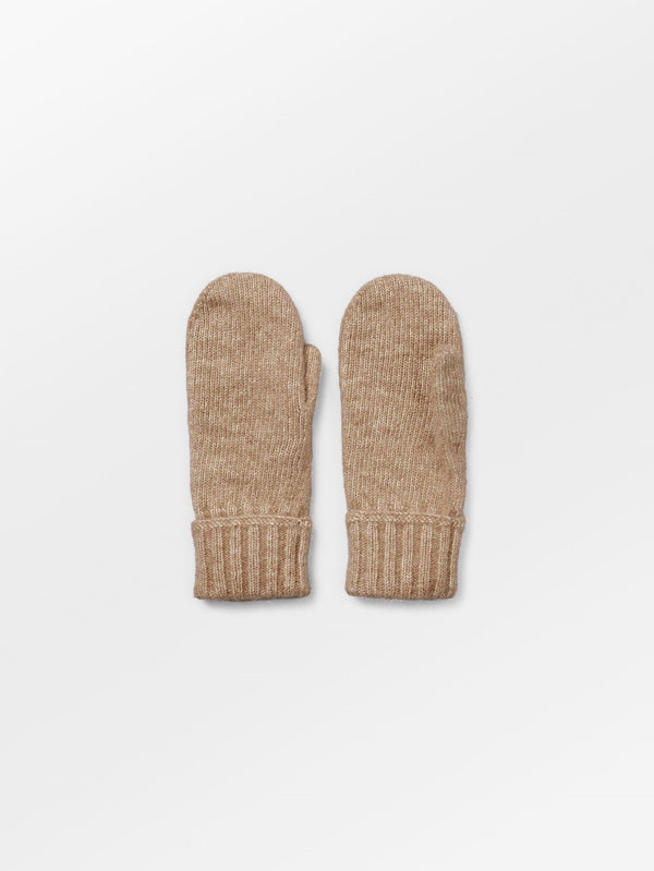 Keep your hands warm this winter with these neutral Max Mittens from Becksondergaard. Featuring a ribbed hand entrance and crafted from a wool blend, these mittens keep you toasty on the coldest days. They also make the perfect gift!