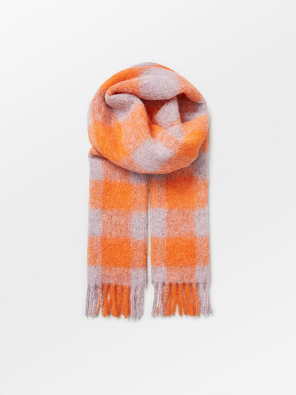 The Check Mincho scarf by Becksöndergaard is a fun autumn/winter accessory. Made from a soft alpaca and mohair blend, this scarf is of high-quality and is guaranteed to keep you warm this season. 