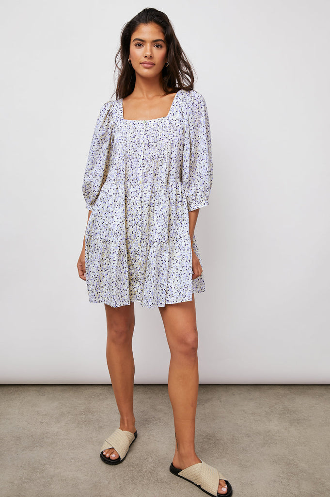 What a pretty dress!  This mini comes in a gorgeous blue floral print and features a classic square neckline, puff sleeves with elastic at the cuff, pleating at the chest and a floaty tiered skirt.  Pair with your favourite D.A.T.E. trainers and you've got a great relaxed weekend look sorted.