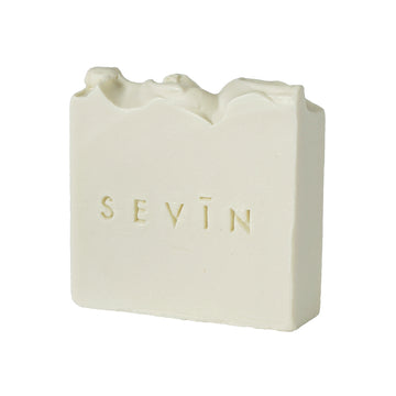This delicate melange of jasmine flower and sweetness of amber has been carved into Sevin London's Porcelain White Soap. Indulge yourself with the ethereal purity of jasmine leaves accompanied by a hint of nutmeg.