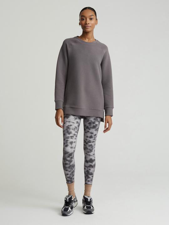 Varley have created our favourite Manning Sweat, in a great new colour for this season. Crafted from Varley's signature ribbed fabric and featuring a dropped hem which provides better coverage, and zips along the sides for adjustable fit. This is one that you will reach for again and again. Pair this with the matching Carley T-Shirt and Always Super High Leggings or for a post work-out look your favourite denim. 