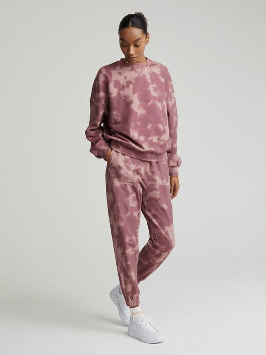 The Nevada Sweat pant is a new Varley addition that is crafted from a super comfy cotton fabric in a unique tie-dye print. The cuffed ankle and the toggled detail around the waist create a flattering look whilst still remaining comfortable. Pair with the matching Erwin Sweatshirt for a relaxed look or a fitted knit for a more structured day to day outfit.