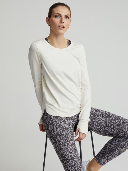 Our favourite active wear brand, Varley, have created the perfect long sleeve crew. This must have new style from Varley gives excellent coverage and features an elegant scooped hem and thumb holes which we love. Brilliant for your next work-out, this top will definitely elevate your active wear collection.