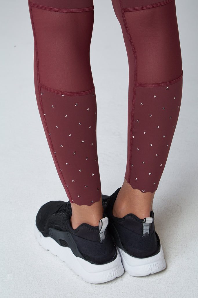 Gorgeous legging from Varley with sheer panel behind the knee and detailing on the calf.