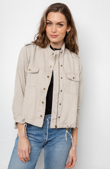 Our favourite lightweight jacket from Rails is back - this time in a neutral cheetah print that is the perfect finish to any outfit.  Looks equally great with denim or over a pretty dress or skirt.  Throw on and go - also super for travelling. 
