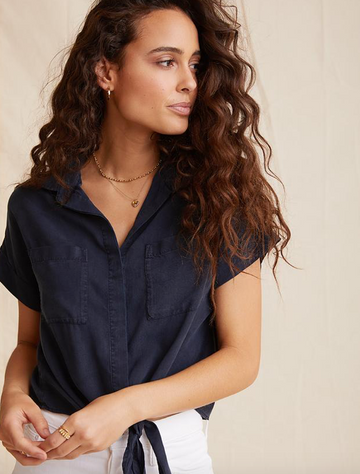 The Cap Sleeve Tie Front Shirt from Bella Dahl is crafted from the softest fabric and features the perfect v neck and relaxed shape. Pair with your white jeans for a relaxed weekend look.  You'll want this in every colour!