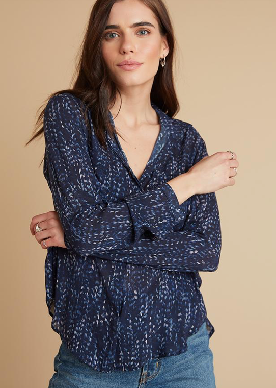 Effortless dressing from Bella Dahl.  This floaty blouse in a pretty navy print with pink details has a great relaxed shape and will go with all your skinny jeans or pair with a skirt for a dressed up look.