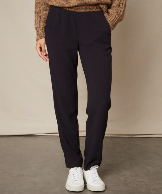 Our favourite shaped trousers from Hartford are back with a nice lurex detail at the waist.  With an elasticated waist and crafted from a wearable crepe fabric this is an easy trouser to wear.  Universally flattering with a nice slim leg pair this with your favourite jumper and a trainer.