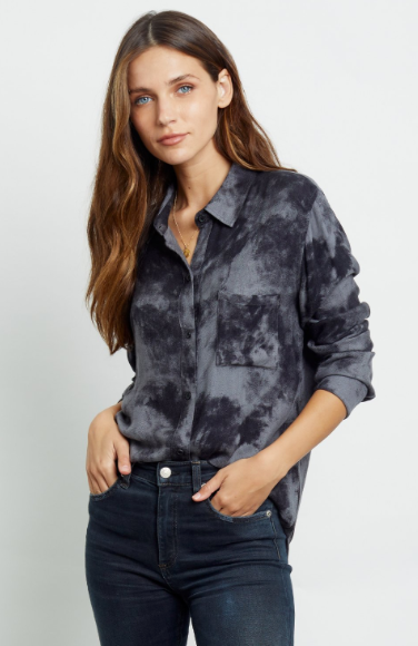 Casual dressing at it’s best, the Hunter shirt by Rails has become a firm wardrobe favourite of ours. We love this winter version in a cool grey and black tie dye print pattern to add to our growing collection. The ultra-soft button down comes with long sleeves, one chest pocket and a curved hem. 