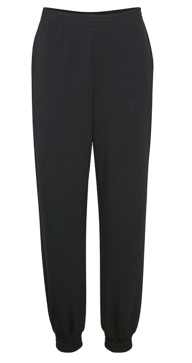 Elevate your loungewear with this ever so soft staple sweatpant from Gestuz.  The Chrisda Sweat features a relaxed fit and elastic at the waist and ankle.  Shown here in always wearable black these look great paired with the matching Chrisda Sweatshirt.