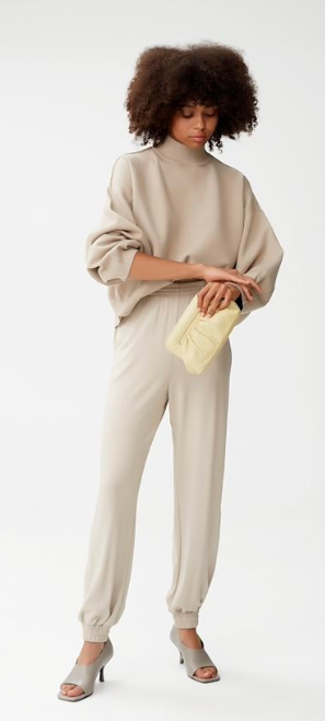 Extremely soft and stylish sweatshirt from Gestuz.  In a flattering beige colour with oversized sleeves and a mock turtleneck this will elevate your loungewear choices or dress it up a bit with your favourite denim.
