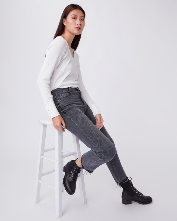The Sarah Straight from Paige is back this season in a very wearable vintage grey.  This is a high rise straight jean and hits at the ankle with a super cool undone hem and a "chewed" back - so definitely channelling a little bit of your rock chickness!  With silver hardware, soft whiskering this style features that vintage look but is incredibly soft with lots of stretch and recovery.