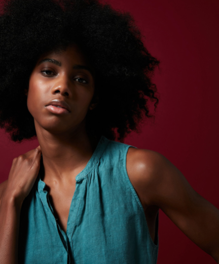 Lovely relaxed fit linen sleeveless top from Hartford.  Featuring a split and gathered neckline and in a pretty lagoon colour this is the perfect Summer top.  Pair with your favourite shorts or your white denim for a relaxed effortless look.