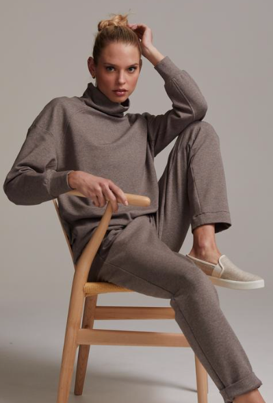 The Morrison Sweatshirt from Varley is crafted from their signature super soft cozy sweat fabric.  This is a relaxed oversized shape with a good amount of stretch.  Featuring a bungee toggle at the hem to give you shape and structure, along with a high neck and slightly tapered cuffs this is perfect paired with the matching Copra bottoms for lounging around the house.
