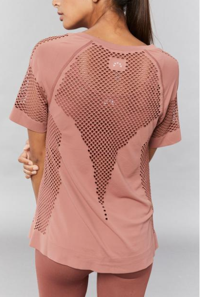 Push past your training goals in the Johnston Tee, featuring nearly sew-free construction with strategically placed mesh panels to increase breathability.