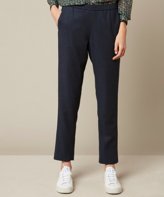 Mid-rise dark navy Paolo trousers from Hartford with an elasticated waist. Two side pockets and two piped buttoned pockets make these a great choice for casual weekend wear with a trainer.