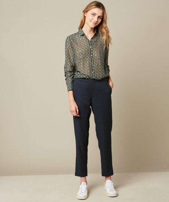 Mid-rise dark navy Paolo trousers from Hartford with an elasticated waist. Two side pockets and two piped buttoned pockets make these a great choice for casual weekend wear with a trainer.
