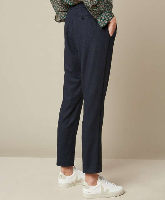 Mid-rise dark navy Paolo trousers from Hartford with an elasticated waist. Two side pockets and two piped buttoned pockets make these a great choice for casual weekend wear with a trainer.