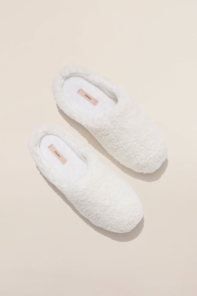 These Sherpa Slippers will keep you cozy when the temperatures dip. The perfect match to all your warm layers, Eberjey's slippers are made from faux sherpa with a soft, plush cushion insole. These will make the perfect gift, especially when paired with one of our super soft pyjama sets.